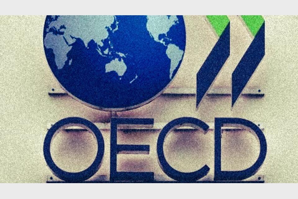 OECD warns Omicron threatens world economy